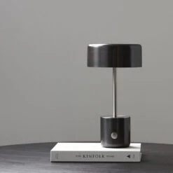 House Doctor Bring Tafellamp Zwart - Draadloze Led Lamp 6 House Doctor Bring Tafellamp Zwart - Draadloze Led Lamp -Woonverlichting Winkel house doctor bring tafellamp zwart draadloze led l 1